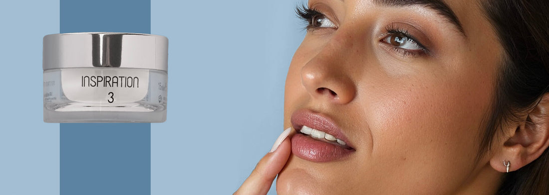 donna mediterranea si spalma sulle labbra del balsamo inspiration di my lamination con il dito