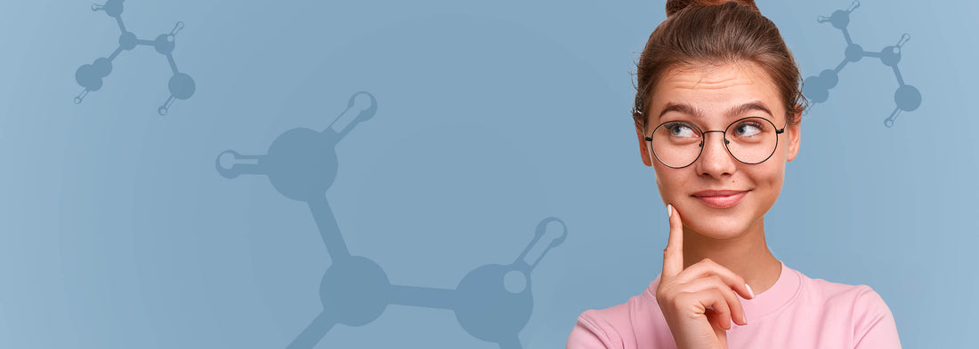 ragazza con gli occhiali sorride guardando verso l'alto