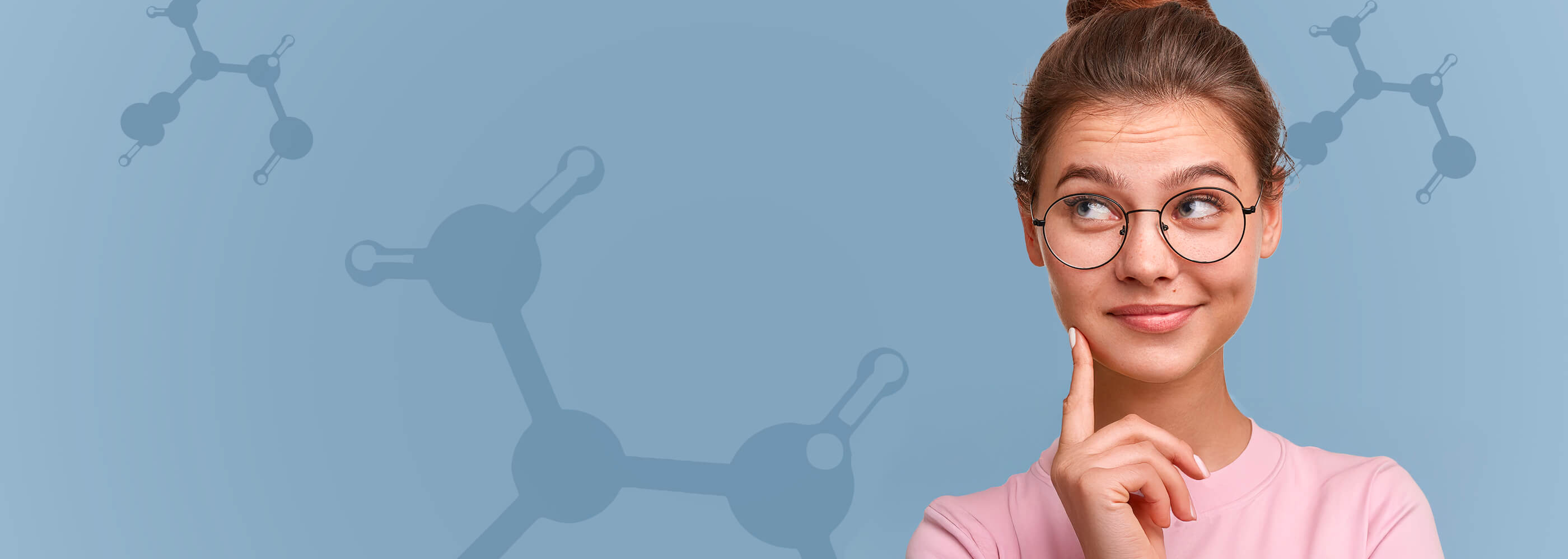 ragazza con gli occhiali sorride guardando verso l'alto