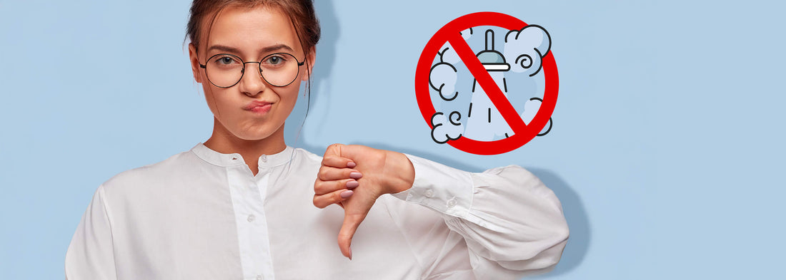 ragazza con il pollice verso e il simbolo di divieto di farsi la doccia