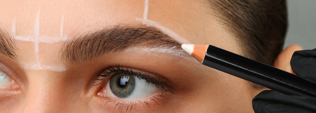 tratti bianchi su sopracciglia di una modella con la matita dermografica di my lamination