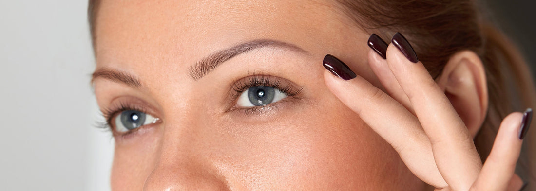 occhi azzurri di ragazza con sopracciglia sottili