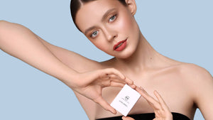 modella con la lifting cream di my lamination tra le mani