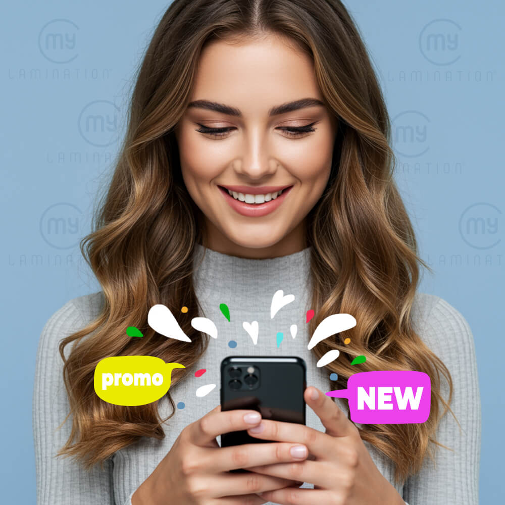 ragazza IA sorridente con il cellulare in mano