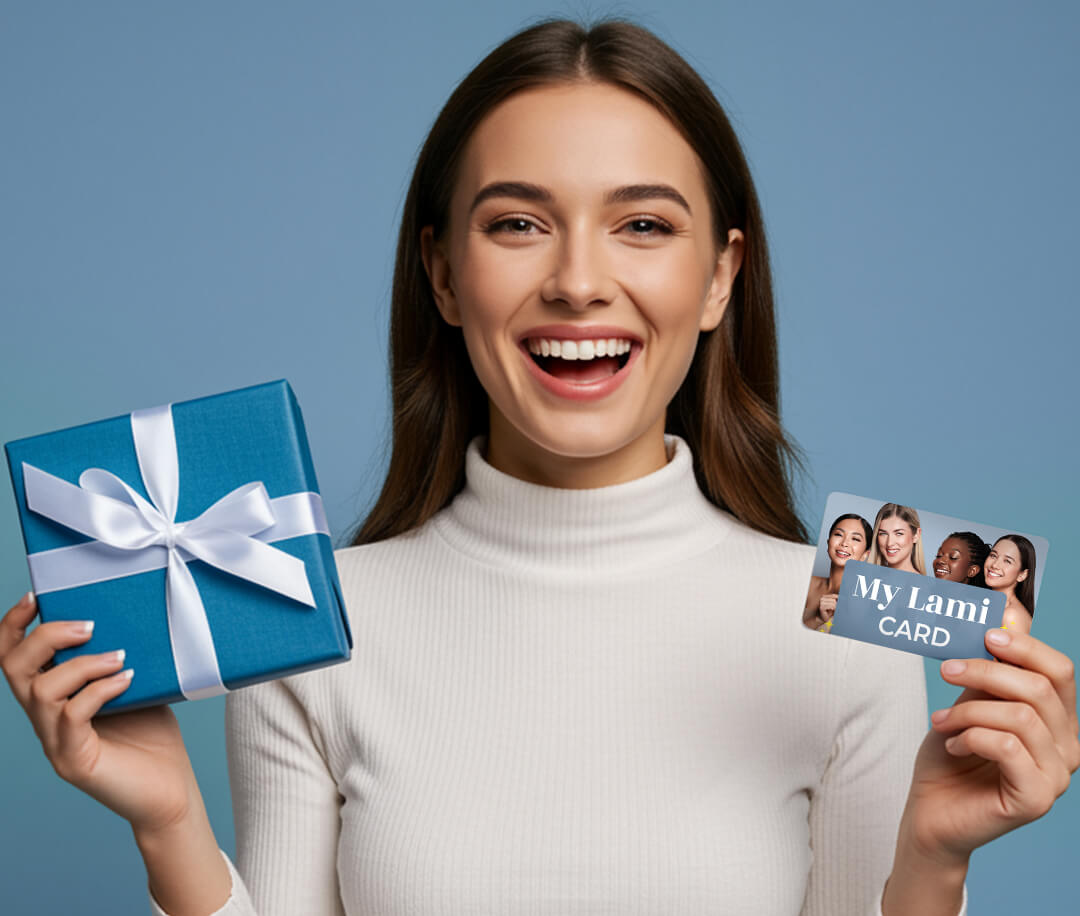 ragazza con la my lami card in mano