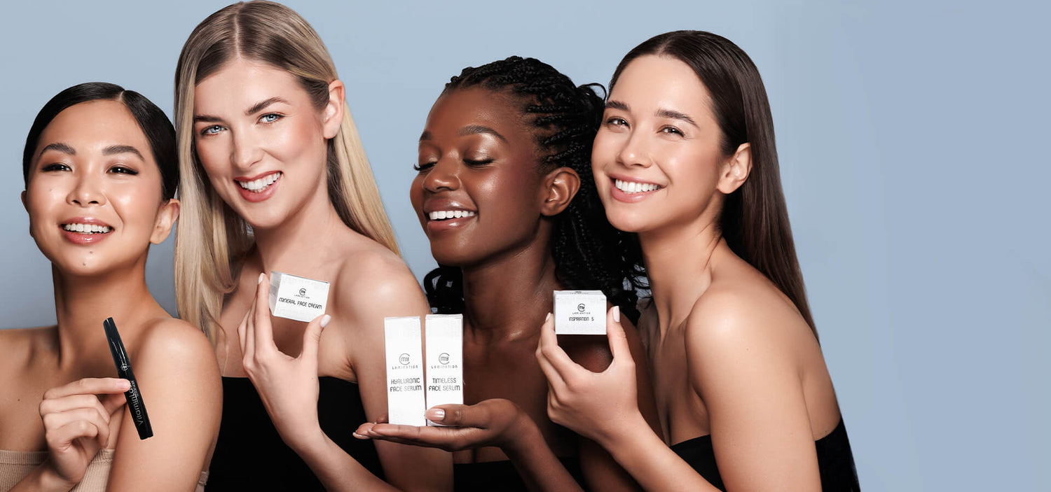 modelle sorridenti con prodotti my lamination in mano