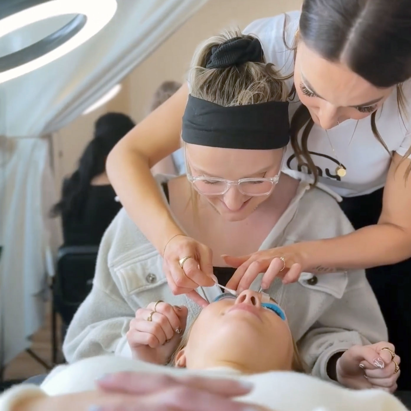 insegnante e studente durante un corso di laminazione ciglia e sopracciglia my lamination
