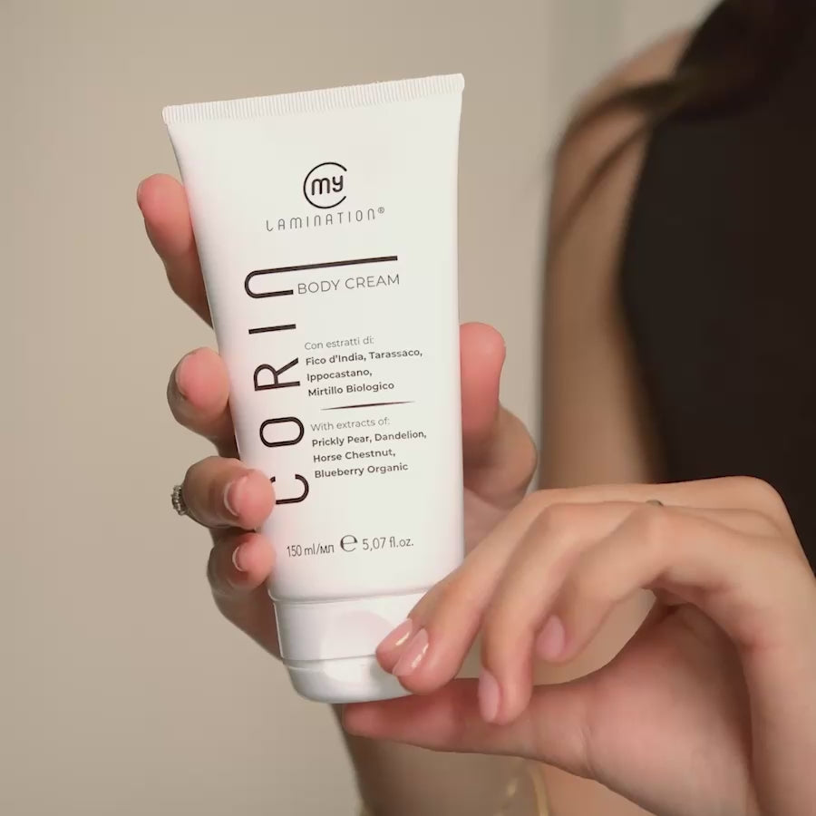 Carica video: modella di spalma la crema corpo Corin di my lamination