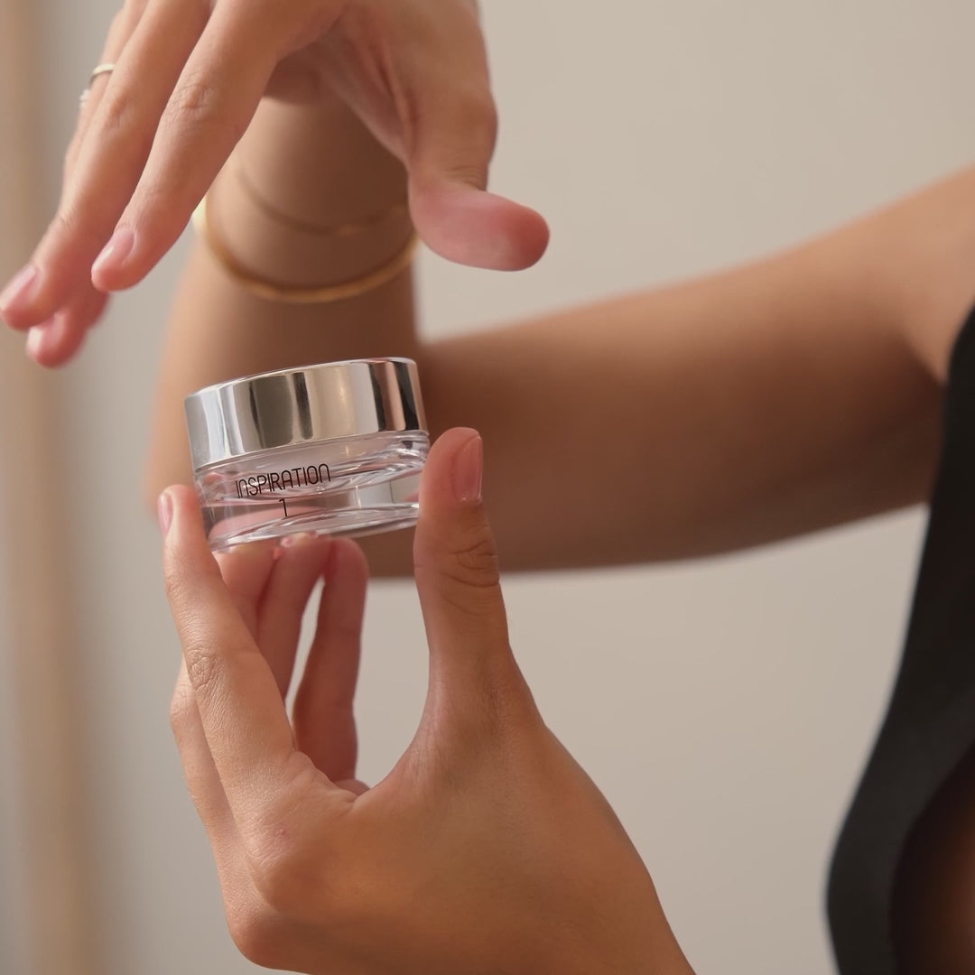 Carica video: modella applica il balsamo labbra inspiration di my lamination sulle sue labbra