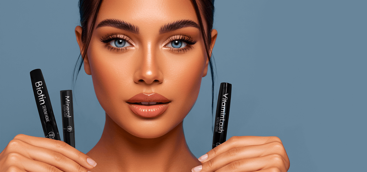 modella IA con in mano il biotin serum home il mineral serum home e il vitamin lash serum home di my lamination
