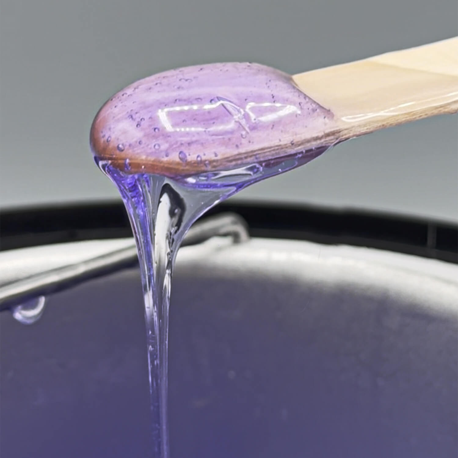 cera depilatoria viola su un bastoncino di legno