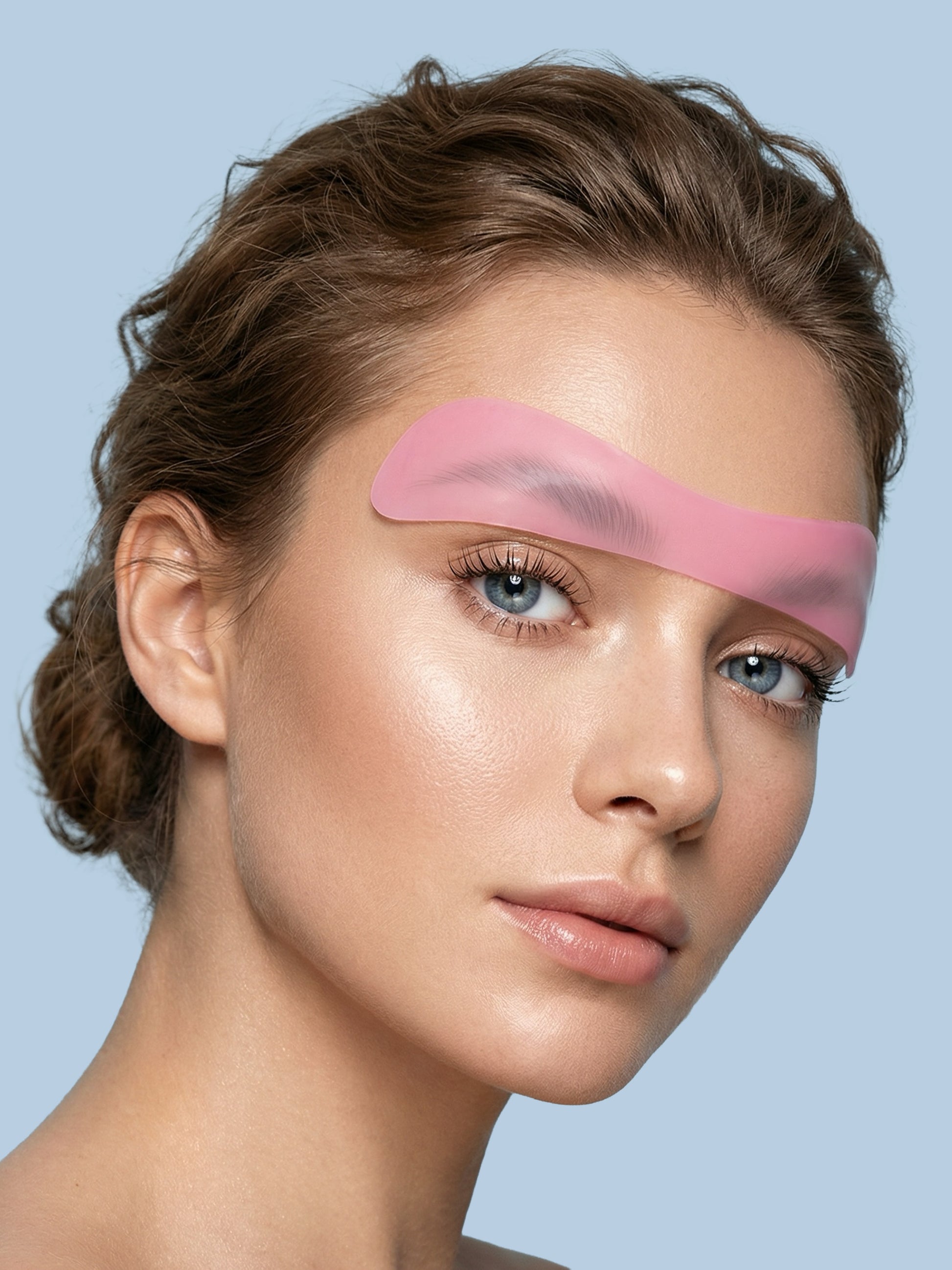 modella con brow cover rosa di my lamination sulle sopracciglia