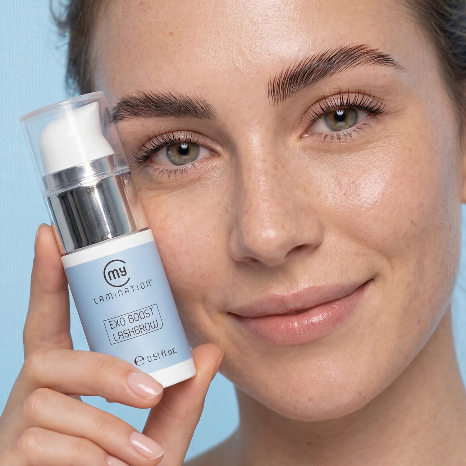 primo piano modella sorridente con exo boost lashbrow