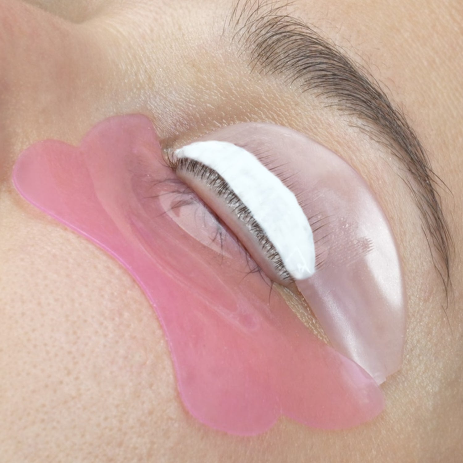 k-pads applicato su un occhio durante una laminazione coreana