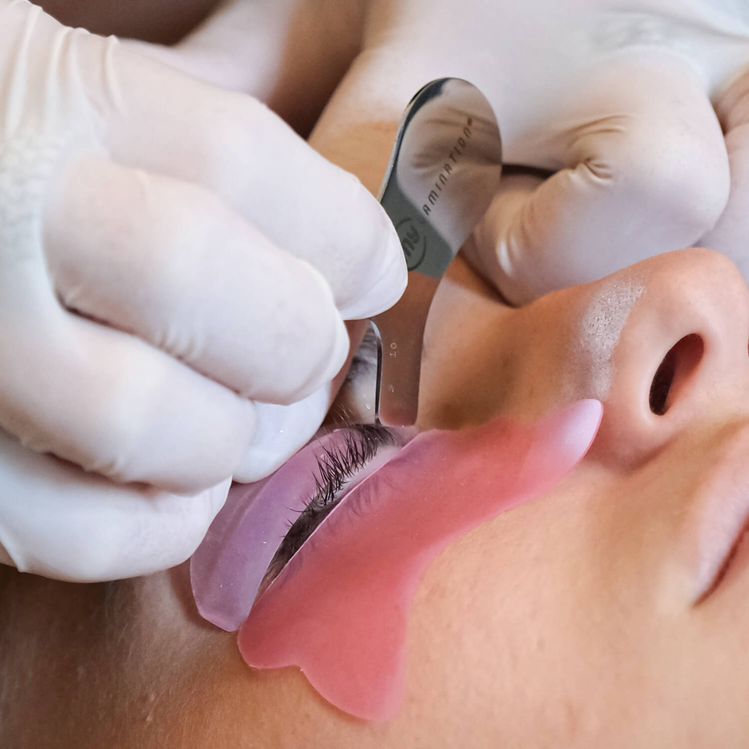primo piano delle mani di un'estetista che utilizza l'applicatore Y lami applicator pro di my lamination