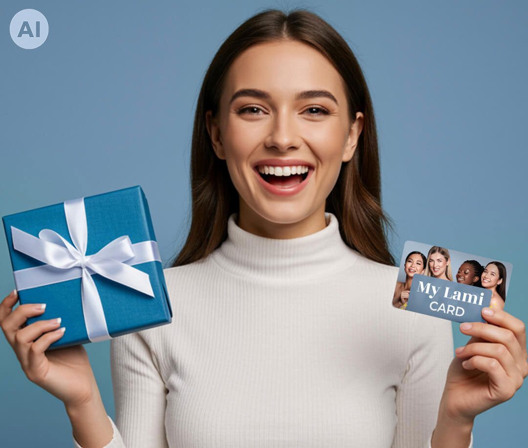ragazza con la my lami card in mano