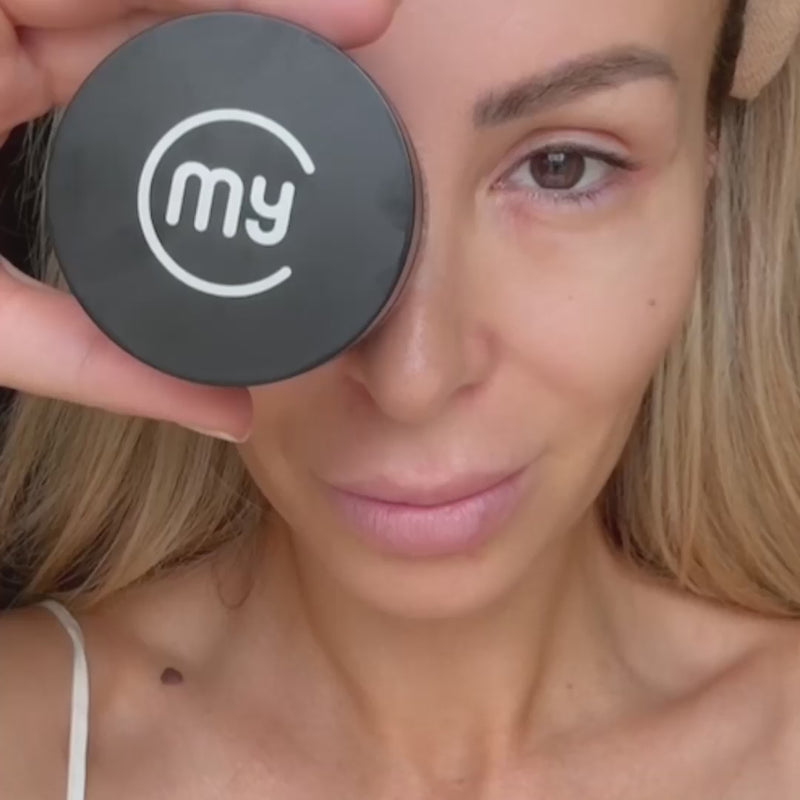 ragazza bionda si spalma sul viso il timeless di my lamination