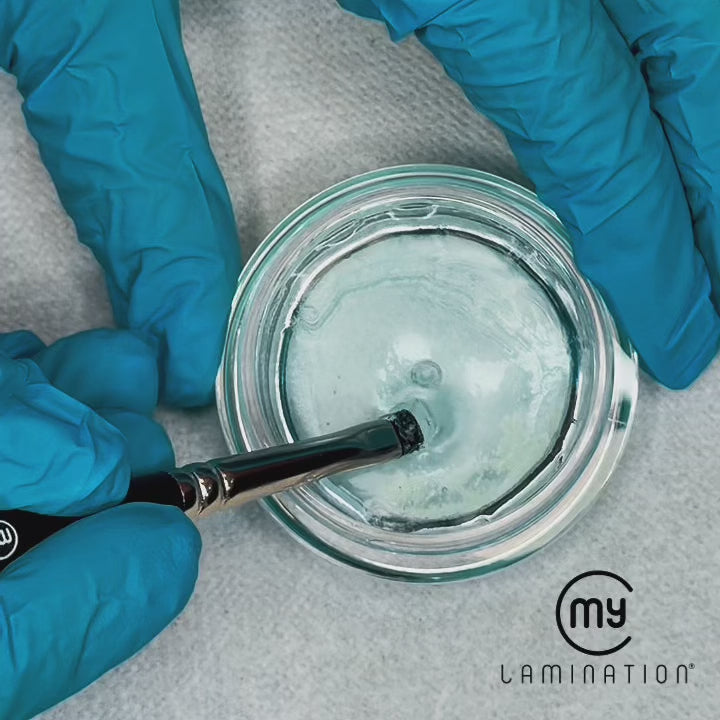 Carica video: Applicazione di My Lami Glue sulla parte bombata del bigodino in silicone