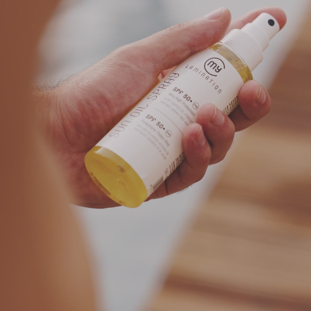 Carica video: uomo a petto nudo si spruzza olio solare my lamination