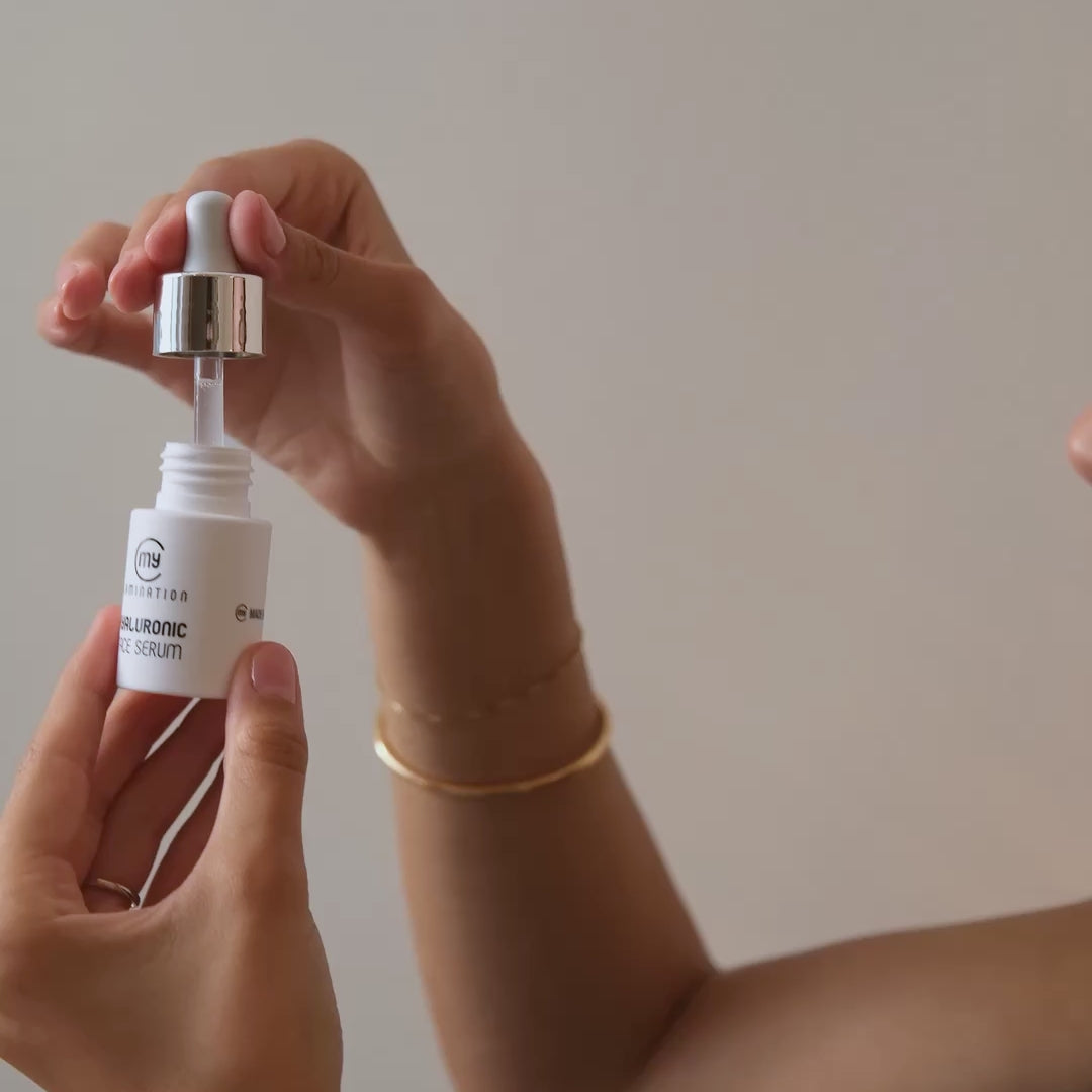 Carica video: modella si mette lo hyaluronic face serum sotto gli occhi