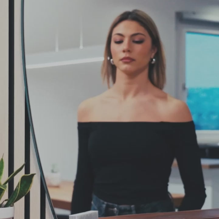 Carica video: ragazza applica il mascara lift prima di uscire